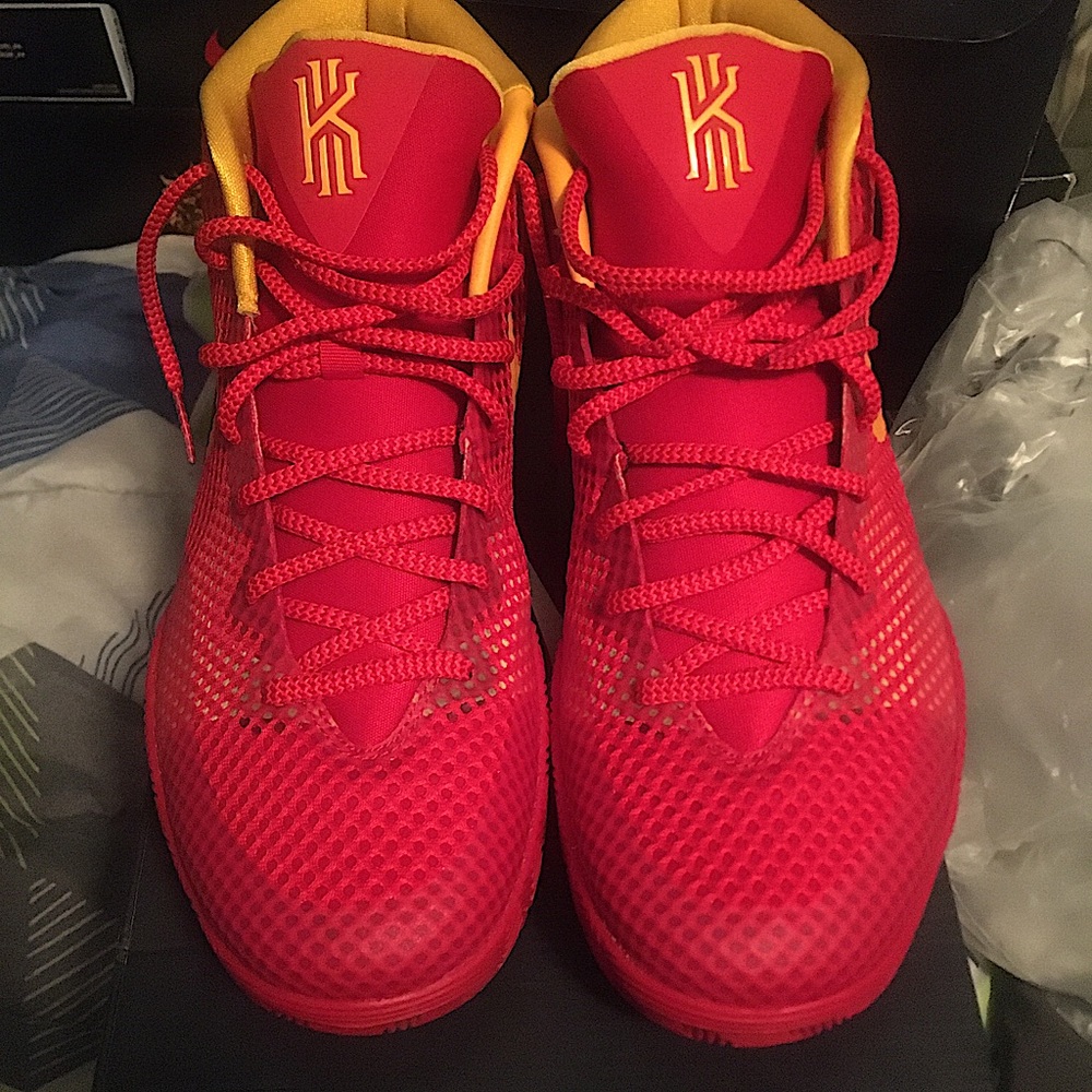 Kyrie 1 “Kelly Leaker” customized. Worn once.